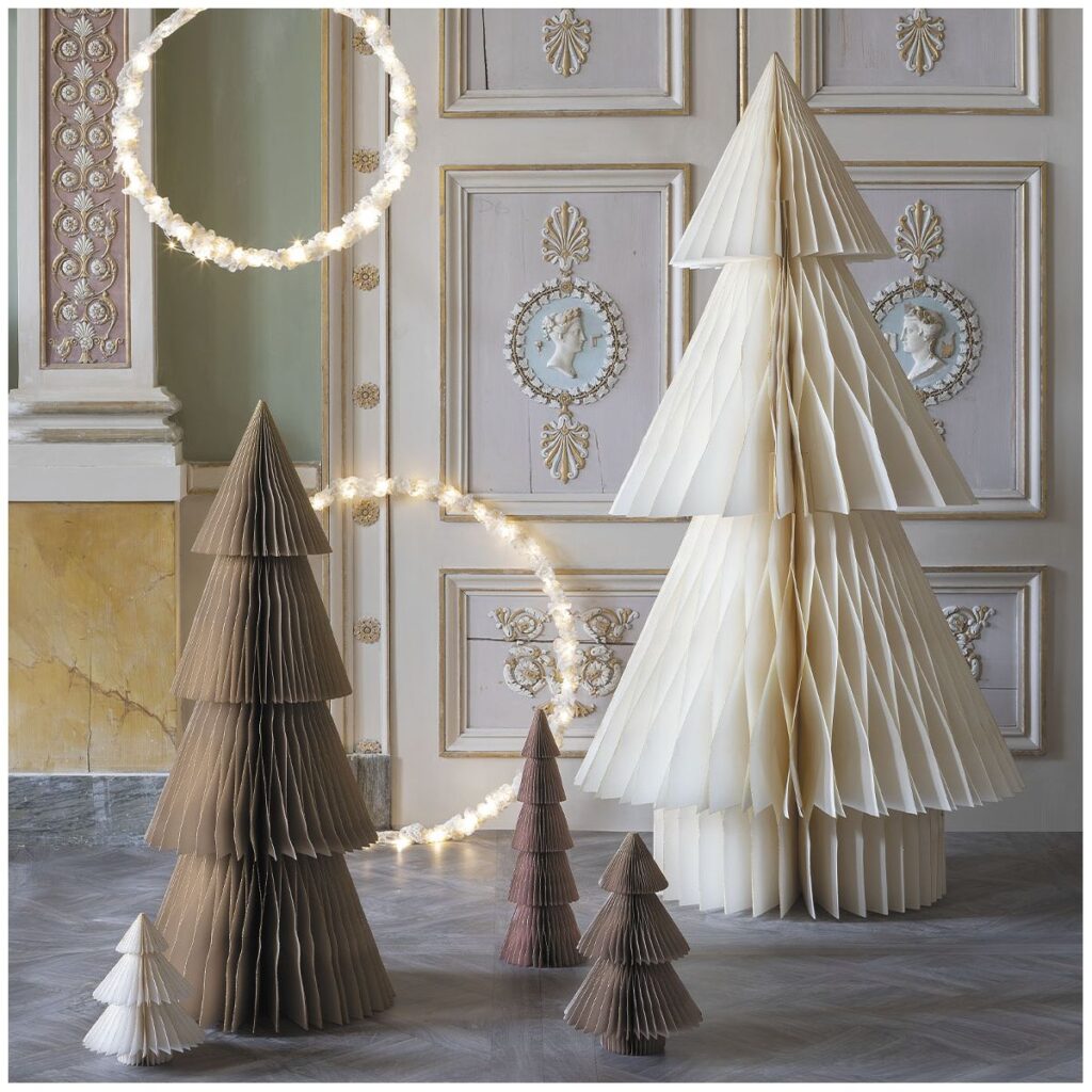 Création artisanale d’un sapin à partir de papier plié et recyclé.