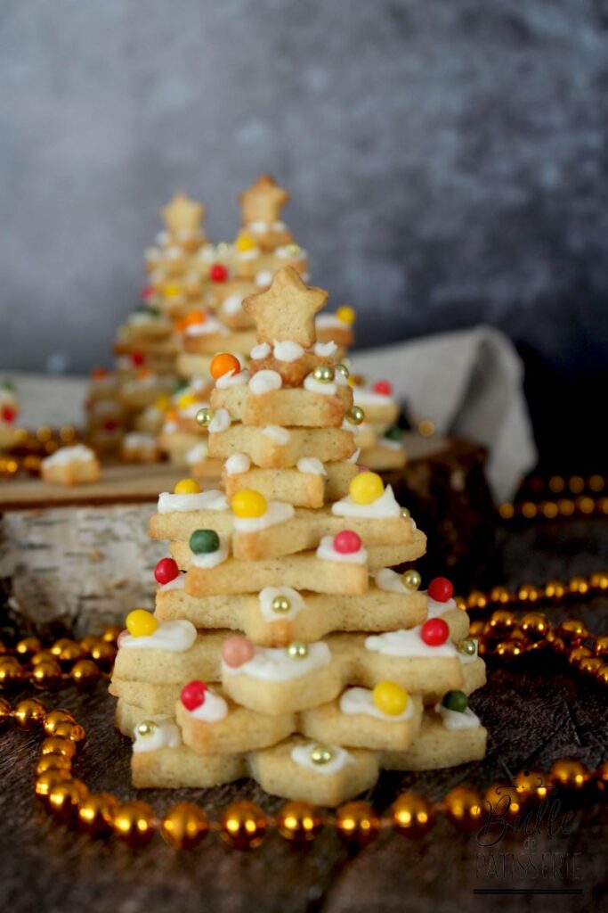 Sapin gourmand fabriqué avec des biscuits et friandises en forme pyramidale.